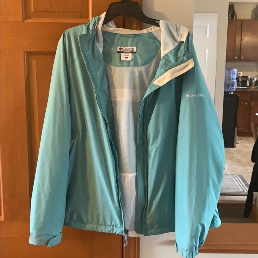 Columbia women’s 2X Omni-shield coat.